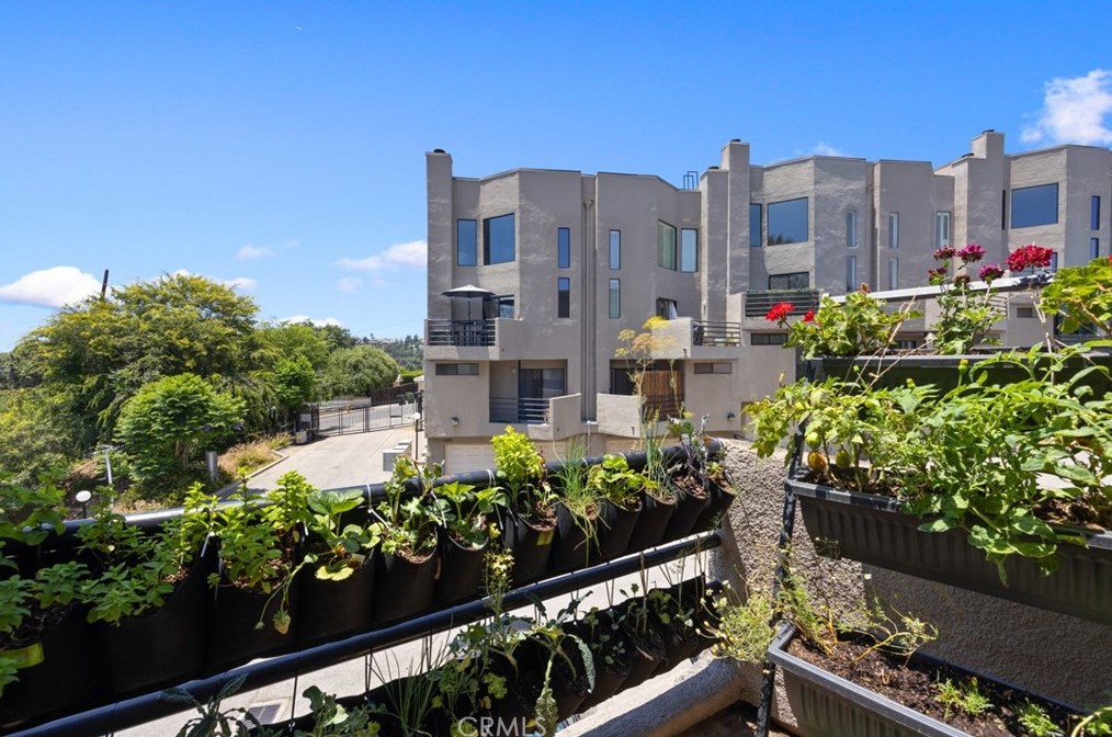 1858 Alvarado St, Los Angeles CA  90026-1794 exterior
