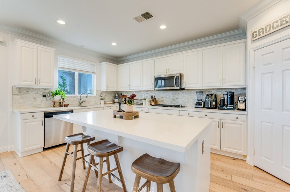 18458 Lakepointe Dr, Riverside CA  92503-0252 exterior