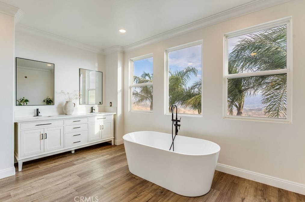 18458 Lakepointe Dr, Riverside CA  92503-0252 exterior