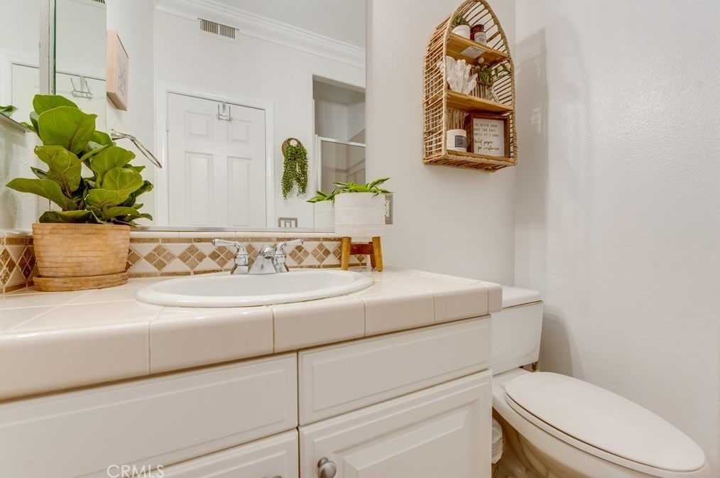 18458 Lakepointe Dr, Riverside CA  92503-0252 exterior