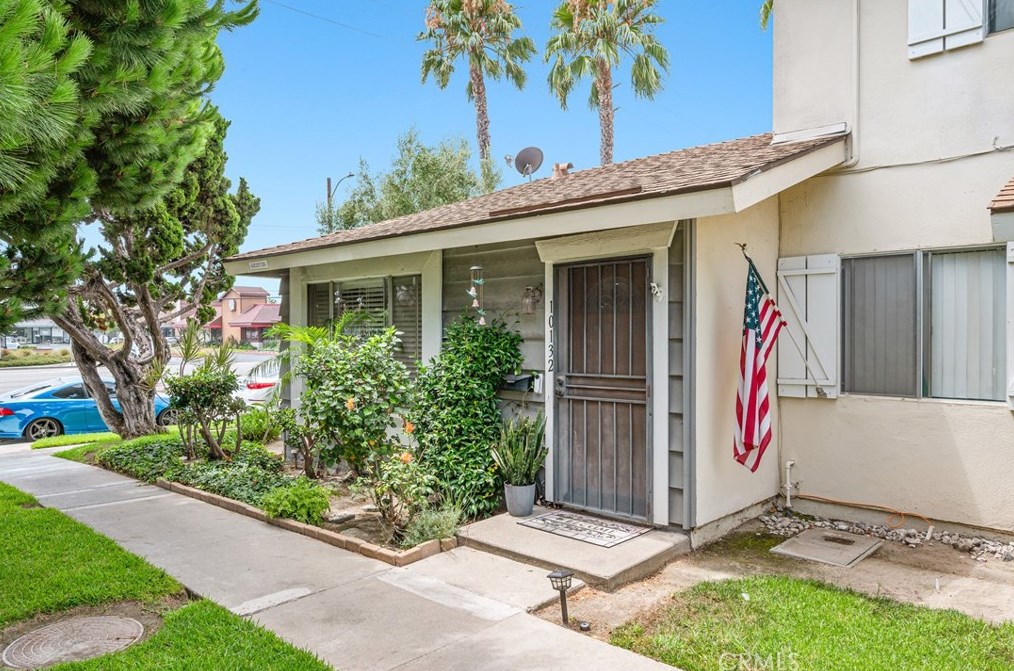 10132 Ascot Cir, Huntington Beach, CA 92646-4321