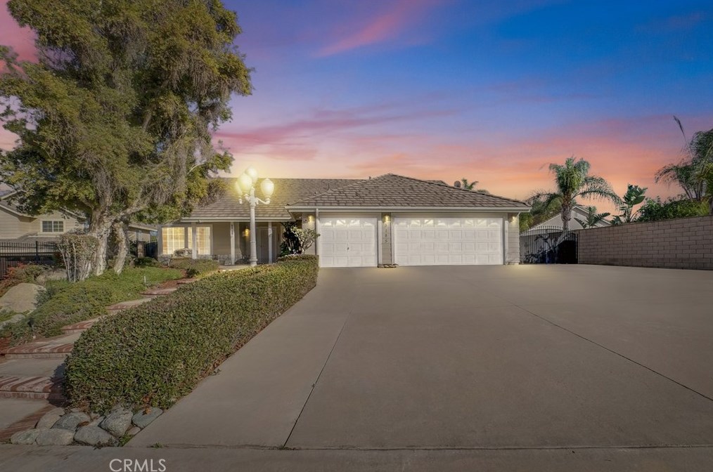 5185 Heatherton Ln, Riverside, CA 92505-3165
