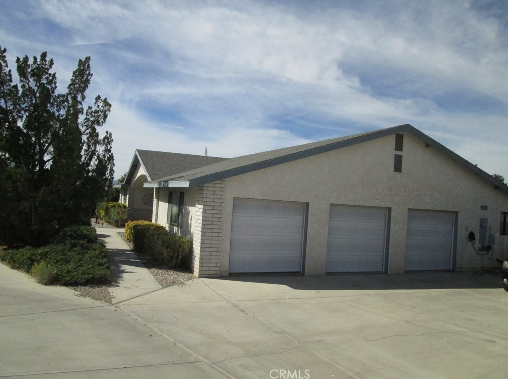 13094 Olathe Rd, Apple Valley CA  92308-4516 exterior