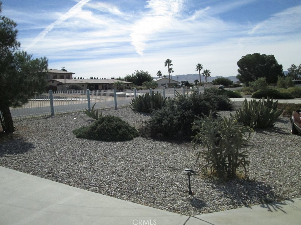 13094 Olathe Rd, Apple Valley, CA 92308