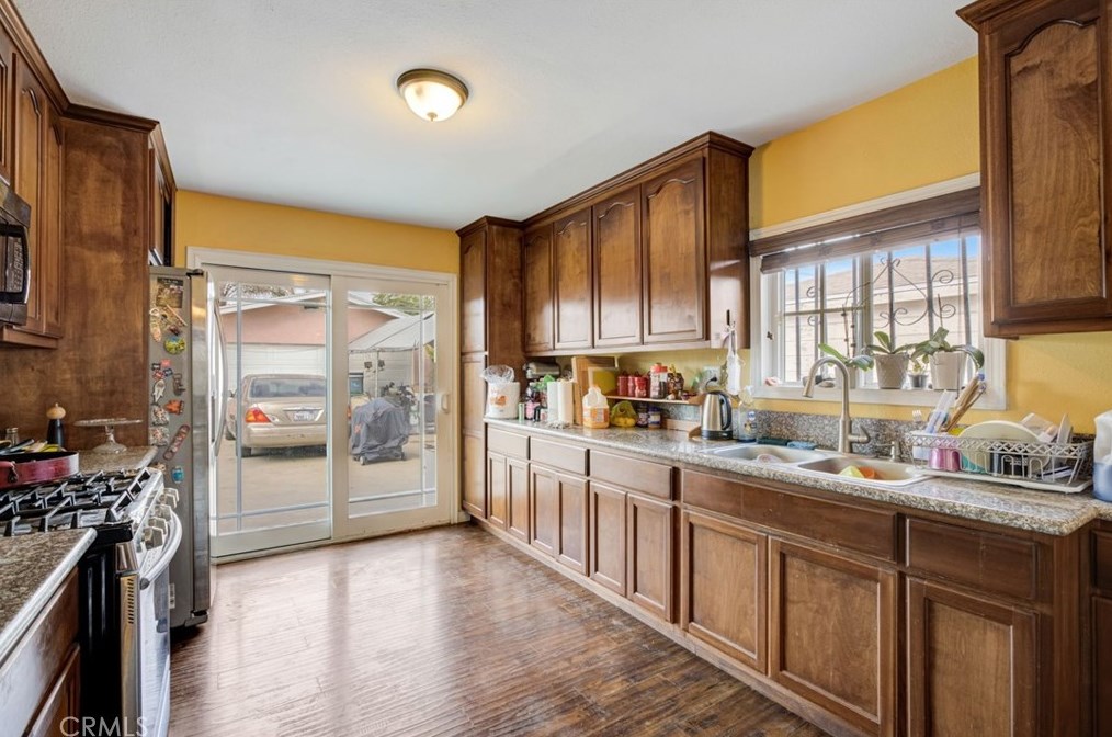 11913 Stanford Ave, Los Angeles CA  90059-2745 exterior