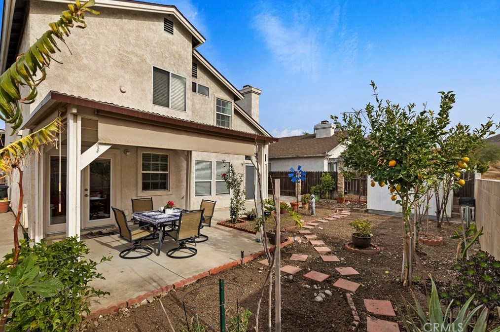 14233 Weeping Willow Ln, Fontana CA  92337-0721 exterior