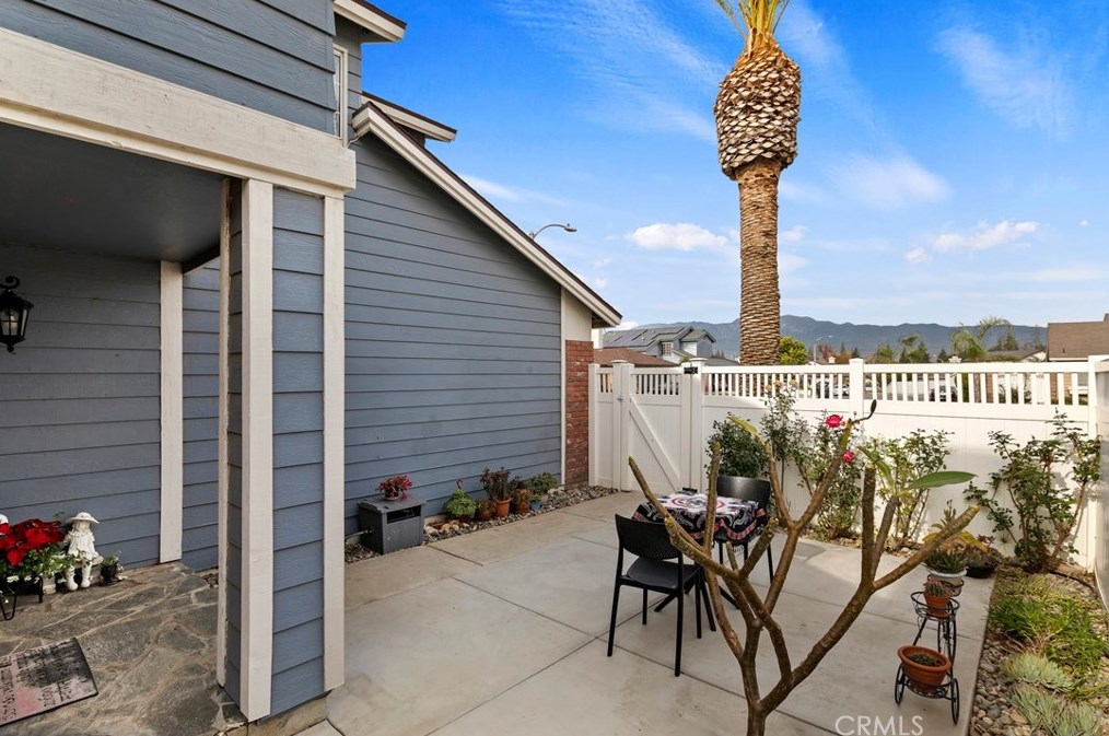 14233 Weeping Willow Ln, Fontana CA  92337-0721 exterior