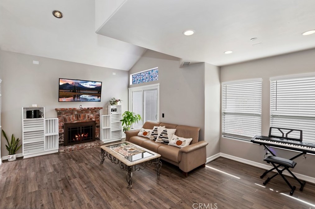 14233 Weeping Willow Ln, Fontana CA  92337-0721 exterior