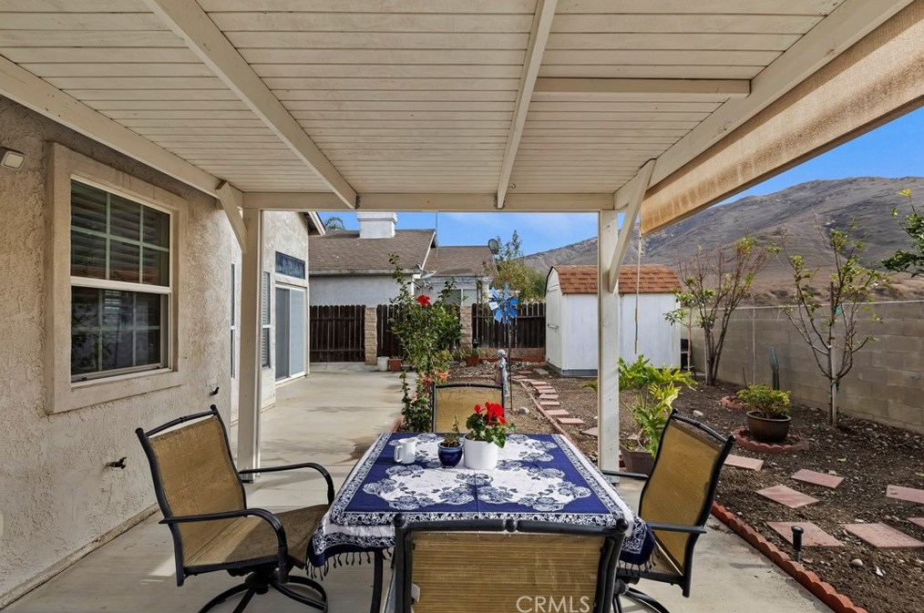 14233 Weeping Willow Ln, Fontana CA  92337-0721 exterior