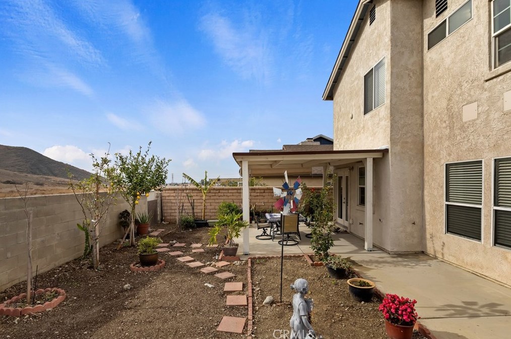 14233 Weeping Willow Ln, Fontana CA  92337-0721 exterior