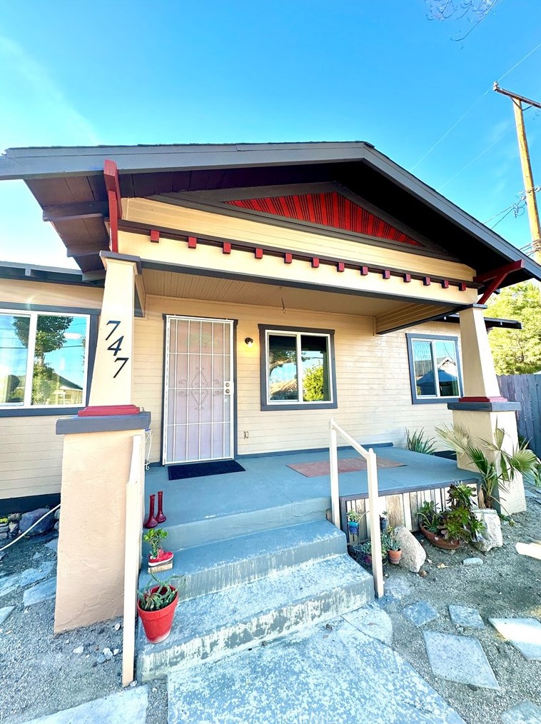 747 N 9th St, Colton, CA 92324