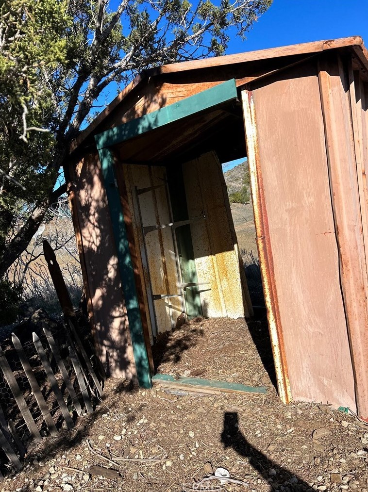 6211 Hubbard Rd, Acton CA  93510-1624 exterior