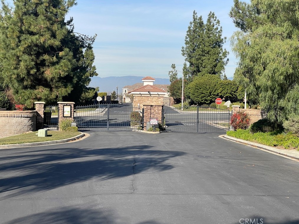 7525 Misty View Pl, Riverside, CA 92506-7551
