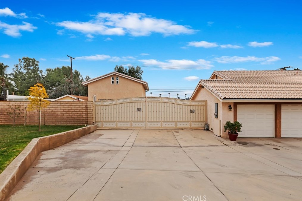 6307 Westview Dr, Riverside CA  92506-5325 exterior