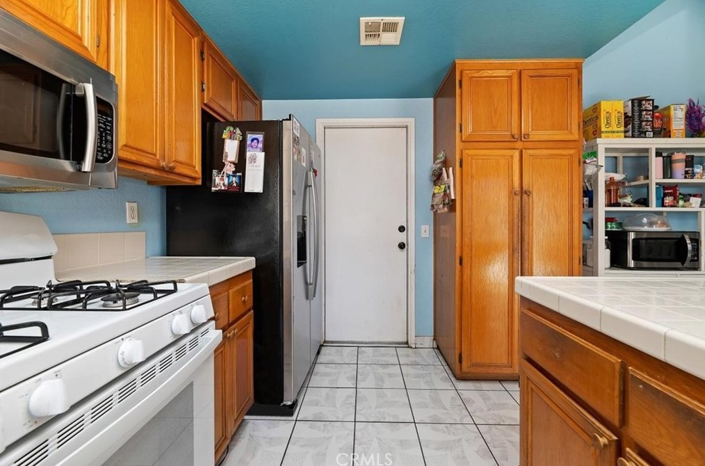 14416 Sylvester Dr, Moreno Valley CA  92553-4962 exterior