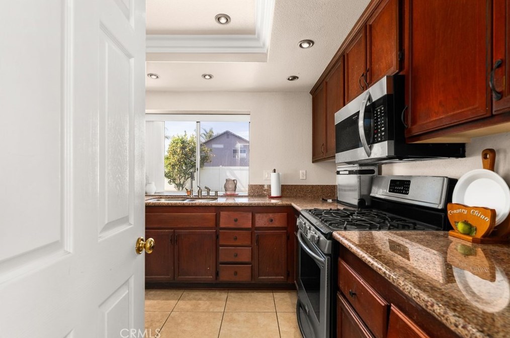 4337 Greystone Cir, Riverside CA  92509-0608 exterior