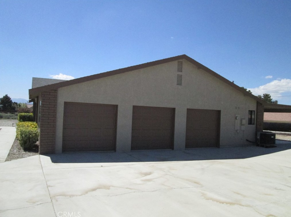 13094 Olathe Rd, Apple Valley CA  92308-4516 exterior