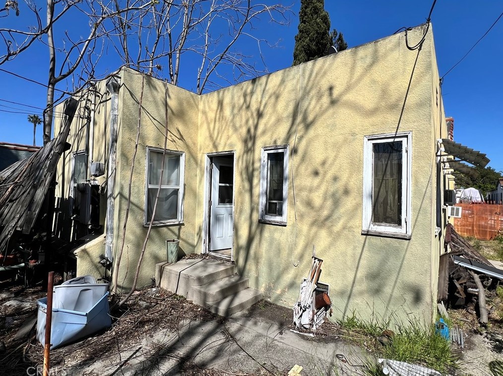 6109 Falcon Ave, Long Beach, CA 90805-3650