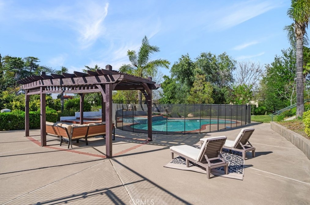 102 Edgemont Dr, Redlands CA  92373-7210 exterior