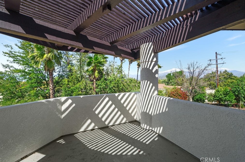 102 Edgemont Dr, Redlands CA  92373-7210 exterior