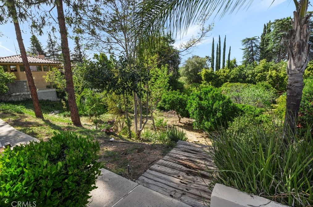102 Edgemont Dr, Redlands CA  92373-7210 exterior