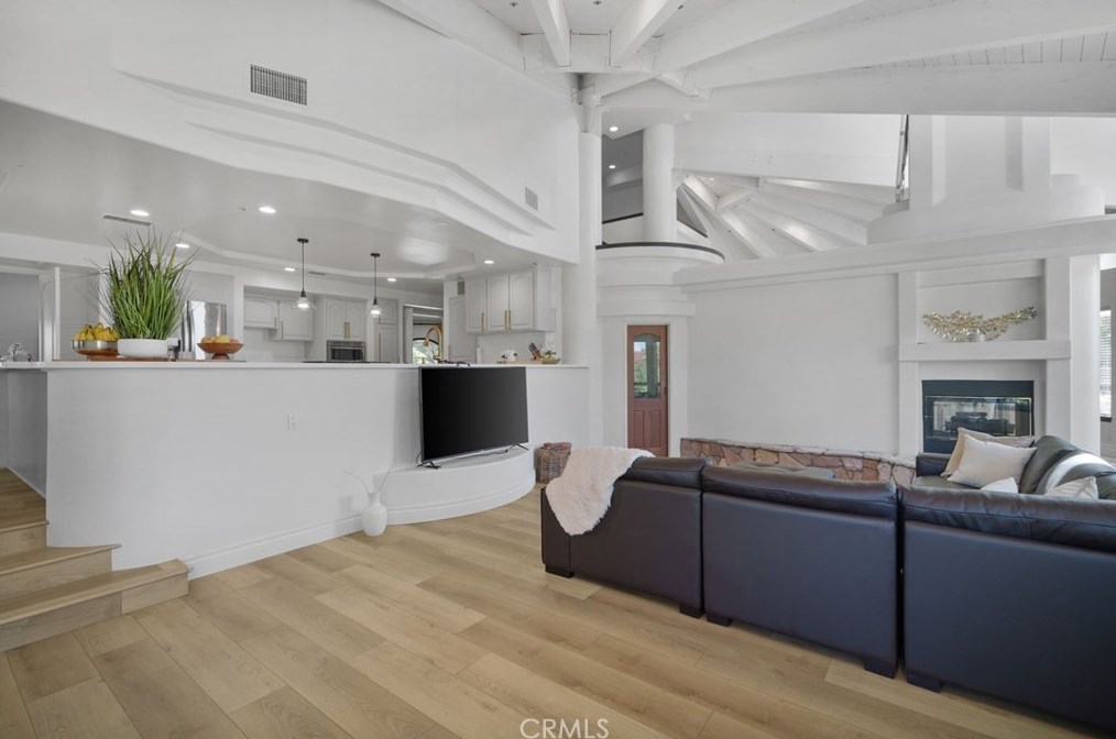 102 Edgemont Dr, Redlands CA  92373-7210 exterior