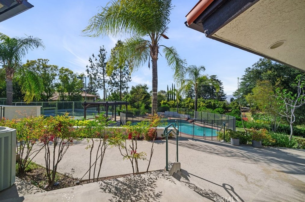 102 Edgemont Dr, Redlands CA  92373-7210 exterior