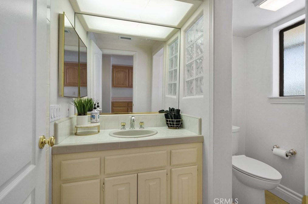 102 Edgemont Dr, Redlands CA  92373-7210 exterior
