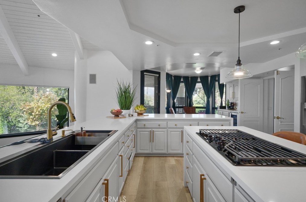 102 Edgemont Dr, Redlands CA  92373-7210 exterior