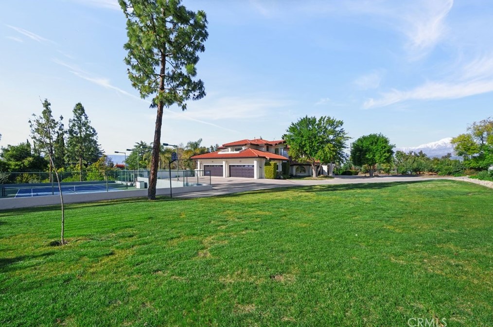 102 Edgemont Dr, Redlands CA  92373-7210 exterior