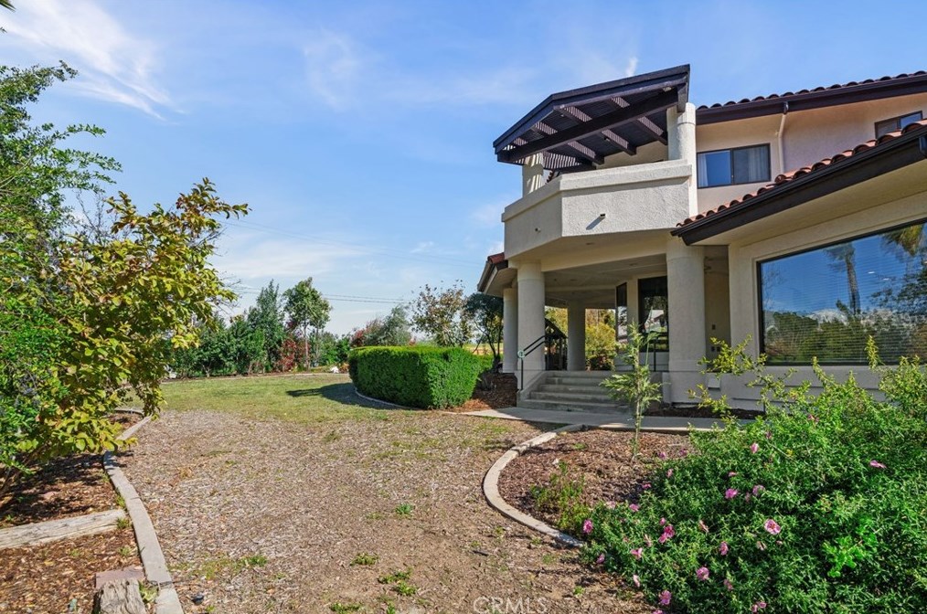 102 Edgemont Dr, Redlands CA  92373-7210 exterior