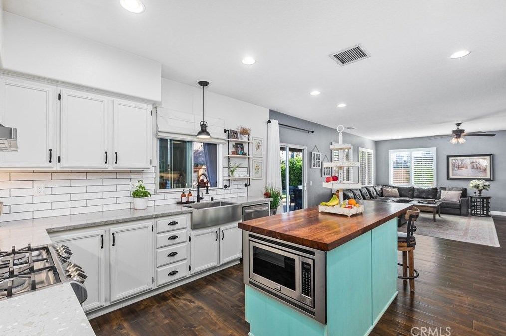 17565 Cedarwood Dr, Riverside CA  92503-7037 exterior