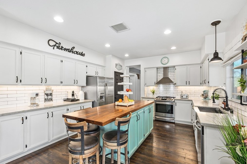 17565 Cedarwood Dr, Riverside CA  92503-7037 exterior