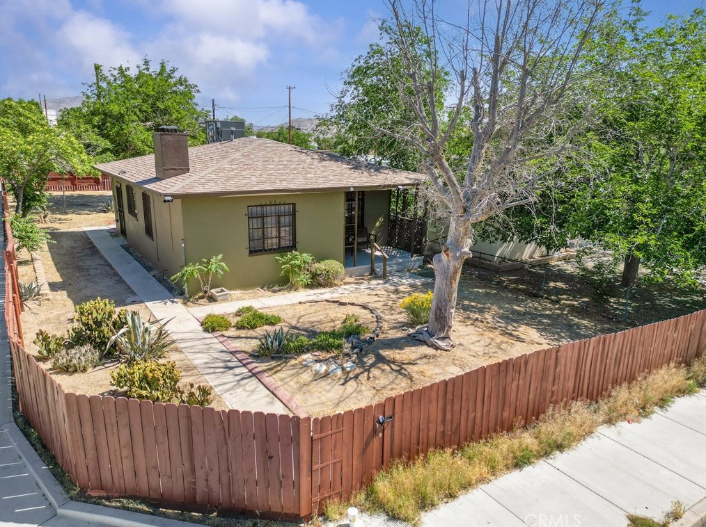 16706 Merrill St, Victorville, CA 92395-3910