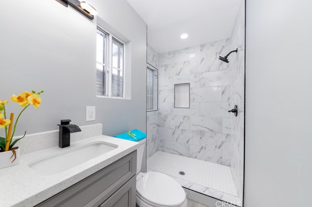 701 76th Pl, Los Angeles CA  90001-2808 exterior