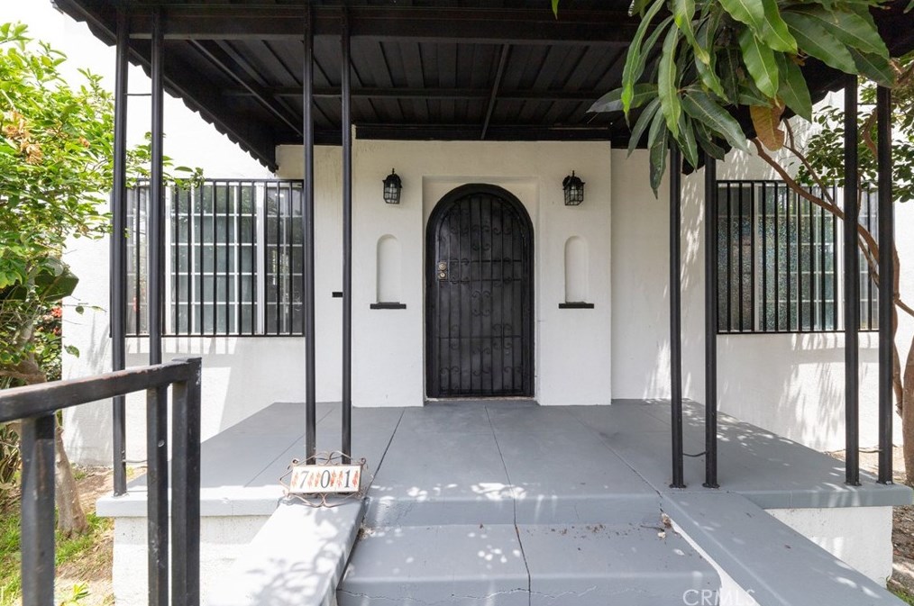 701 76th Pl, Los Angeles CA  90001-2808 exterior