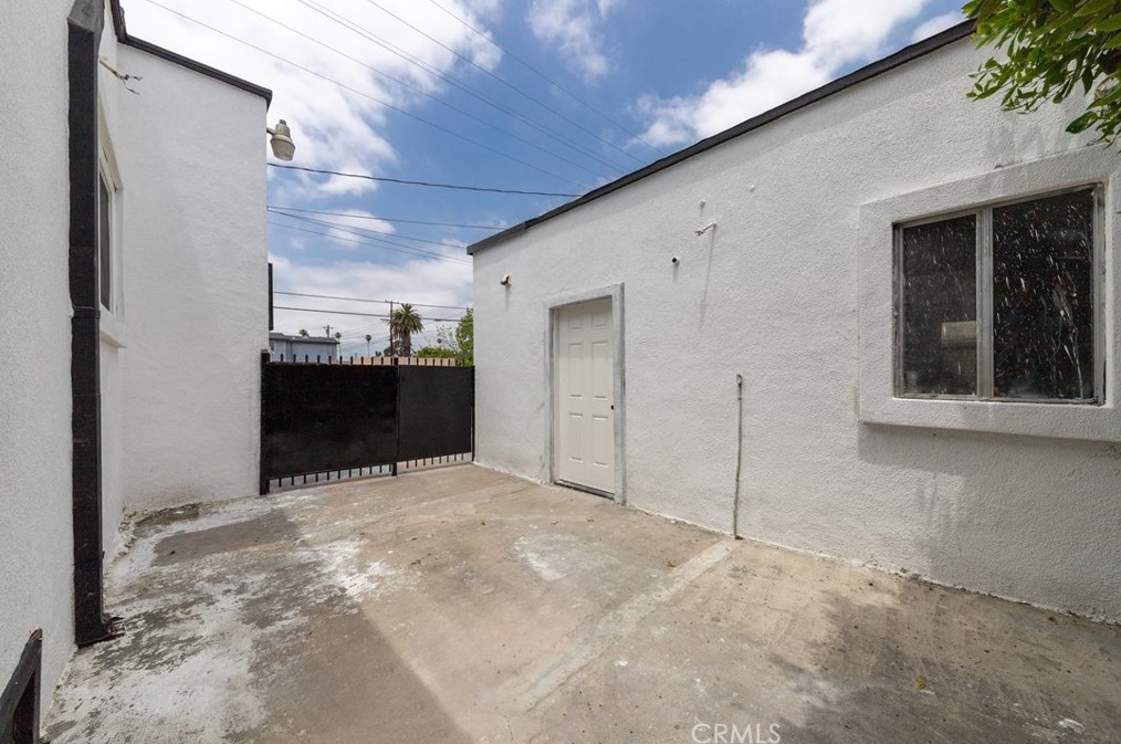 701 76th Pl, Los Angeles CA  90001-2808 exterior