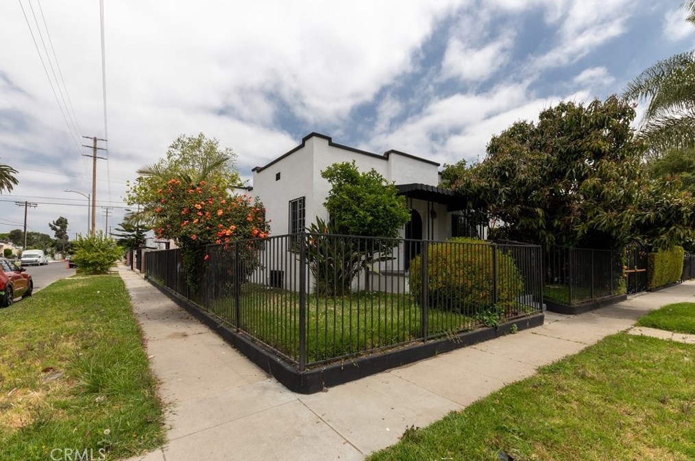 701 76th Pl, Los Angeles CA  90001-2808 exterior