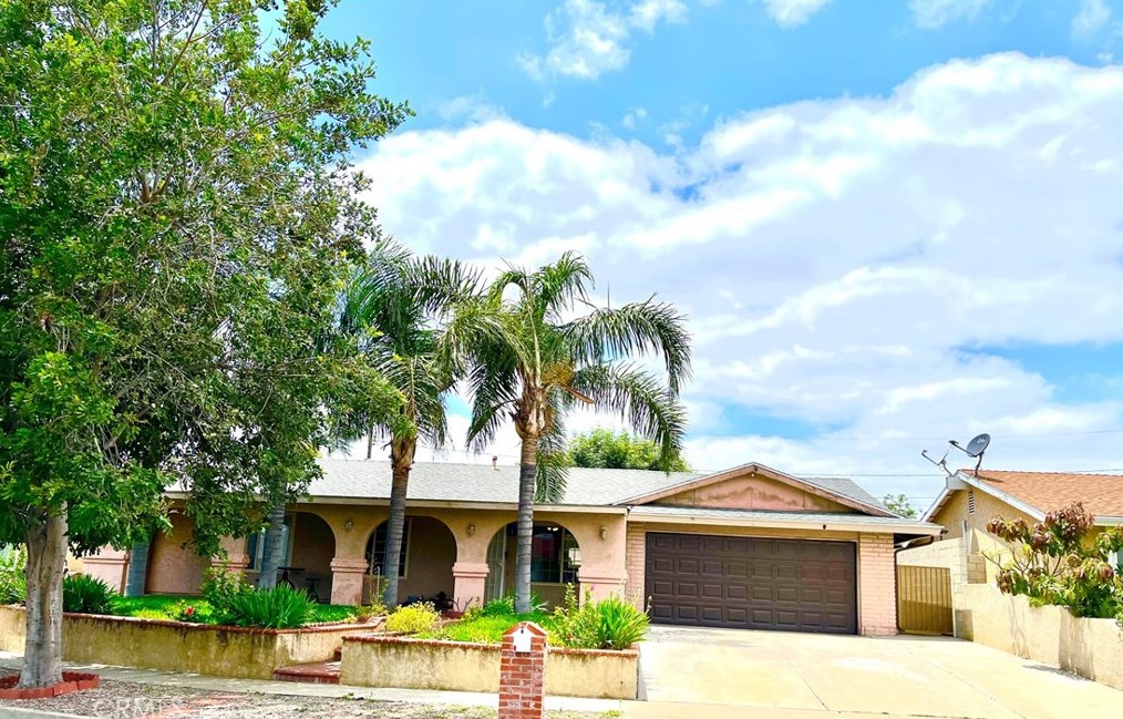 878 Sandalwood Ave, Bloomington, CA 92316-1237