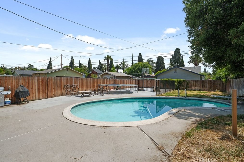 3944 Linwood Pl, Riverside CA  92506-1890 exterior