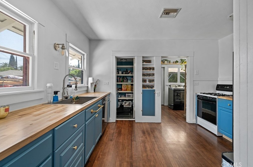 3944 Linwood Pl, Riverside CA  92506-1890 exterior