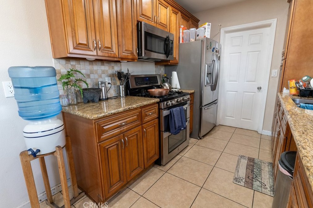 16545 Barbee St, Fontana CA  92336-2567 exterior