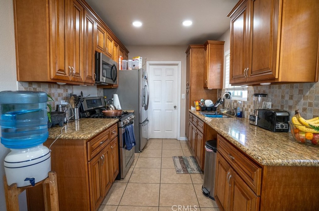 16545 Barbee St, Fontana CA  92336-2567 exterior