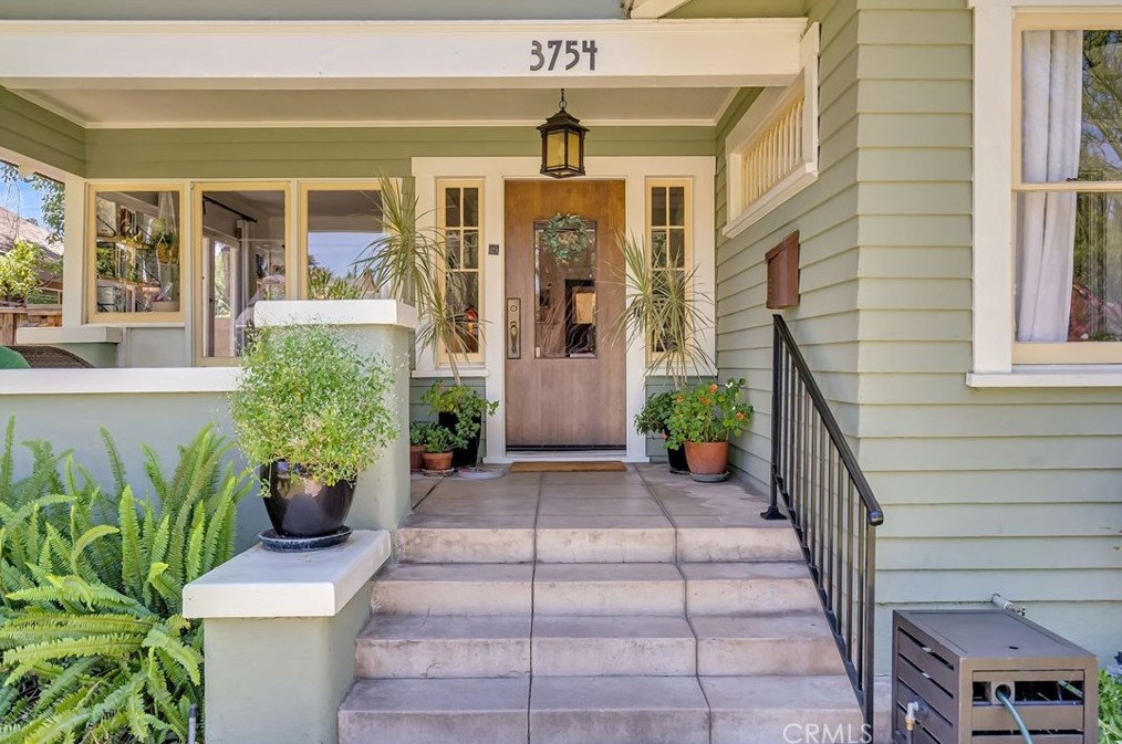 3754 Elmwood Ct, Riverside, CA 92506-1227
