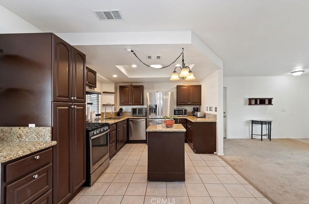 18060 Deodar St, Hesperia CA  92345-5158 exterior
