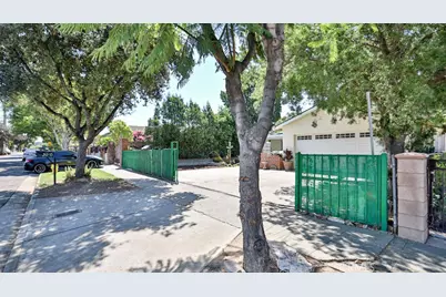 2810 11th Street, Riverside, CA 92507 - Photo 2
