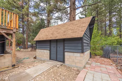 828 W Sherwood Boulevard, Big Bear City, CA 92314 - Photo 14