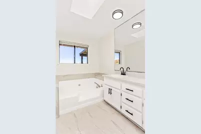 8121 Anaconda Avenue, Oak Hills, CA 92344 - Photo 30