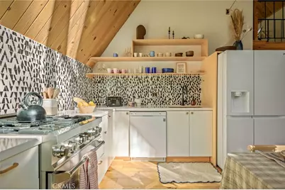 385 Birchwood Drive, Lake Arrowhead, CA 92352 - Photo 2