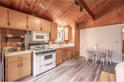 107 E Aeroplane, Big Bear City, CA 92314 - Photo 8
